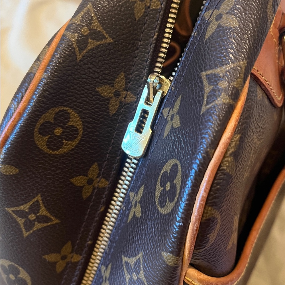 Open to offers! Louis Vuitton Brown Tan Bowling Travel Bag with Iconic Monogram - Picture 10 of 10